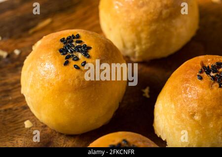 Pasticceria cinese Dan Huang su Mooncake fatta in casa con uovo salato Foto Stock