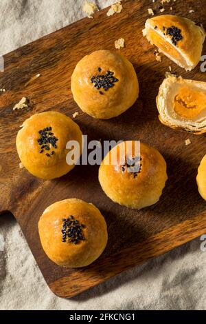 Pasticceria cinese Dan Huang su Mooncake fatta in casa con uovo salato Foto Stock