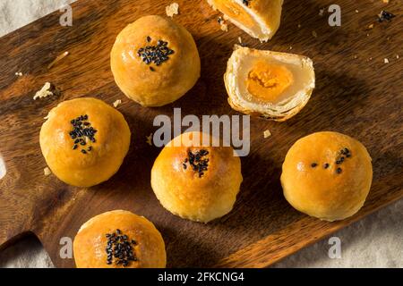 Pasticceria cinese Dan Huang su Mooncake fatta in casa con uovo salato Foto Stock