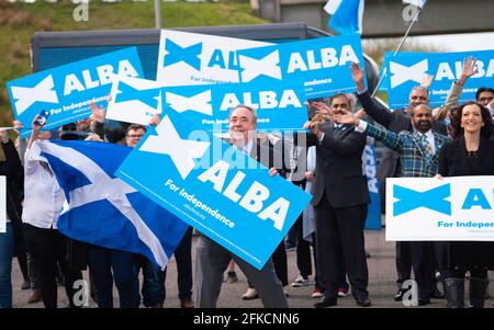 Falkirk, Scozia, Regno Unito. 30 aprile 2021. Leader del nazionalista pro scozzese Alba Party , Alex Salmond, si batte con i sostenitori del partito alla Falkirk Wheel in vista delle elezioni scozzesi del 6 maggio. Iain Masterton/Alamy Live News Foto Stock
