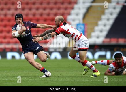 Jonny Lomax di St Helens evade Matthew Wildie di Leigh Centurions durante la partita della Betfred Super League al Leigh Sports Village. Data immagine: Venerdì 30 aprile 2021. Foto Stock