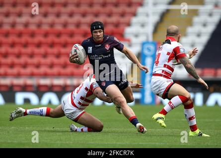 Jonny Lomax di St Helens (centro) evade James Bell di Leigh Centurions (a sinistra) e Matthew Wildie (a destra) durante la partita della Betfred Super League al Leigh Sports Village. Data immagine: Venerdì 30 aprile 2021. Foto Stock