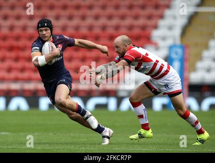 Jonny Lomax di St Helens evade Matthew Wildie di Leigh Centurions durante la partita della Betfred Super League al Leigh Sports Village. Data immagine: Venerdì 30 aprile 2021. Foto Stock