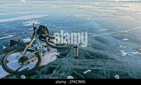 L'uomo e la sua bicicletta su ghiaccio. Guarda il bellissimo ghiaccio nel Foto Stock