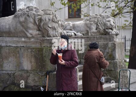 Lviv, Ucraina. 29 Apr 2021. Una donna anziana mangia cibo libero dalla Comunità di Soccorso Emmaus a Lviv. Alla vigilia della Pasqua ortodossa, che si celebrerà il 2 maggio, la comunità di mutuo soccorso Emmaus a Lviv ha distribuito pacchetti pasquali a persone senza tetto e a basso reddito. (Foto di Pavlo Palamarchuk/SOPA Images/Sipa USA) Credit: Sipa USA/Alamy Live News Foto Stock