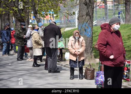 Lviv, Ucraina. 29 Apr 2021. Donna anziana in fila in attesa di cibo gratuito e kit pasquali dalla Comunità di aiuto reciproco Emmaus a Lviv. Alla vigilia della Pasqua ortodossa, che si celebrerà il 2 maggio, la comunità di aiuto reciproco Emmaus a Lviv ha distribuito pacchetti pasquali ai senzatetto e alle persone a basso reddito. (Foto di Pavlo Palamarchuk/SOPA Images/Sipa USA) Credit: Sipa USA/Alamy Live News Foto Stock