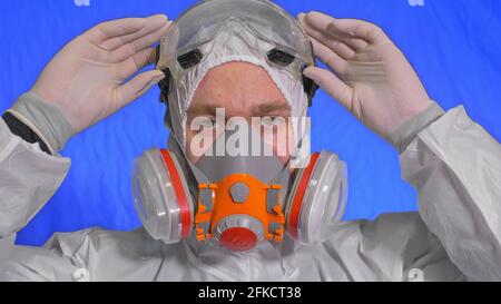 Scienziato virologo in respiratore. Uomo primo piano guardare, indossando maschera medica protettiva. Concetto di sicurezza sanitaria N1H1 coronavirus epidemia 2019 nCoV. Foto Stock