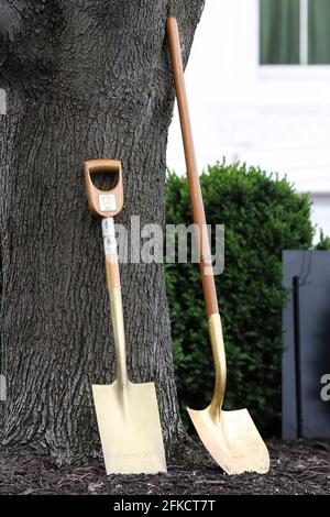 Washington, Stati Uniti. 30 Apr 2021. I cartelli con il sigillo del presidente degli Stati Uniti segnano una pala utilizzata in passato White House Tree Planting cerimonie prima che la prima signora Jill Biden tiene una cerimonia di piantagione di alberi Arbor Day alla Casa Bianca, venerdì 30 aprile 2021, a Washington. (Foto di Oliver Contreras/Sipa USA) Credit: Sipa USA/Alamy Live News Foto Stock