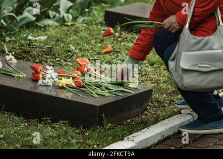 fiori al fuoco memoriale. la memoria dei soldati caduti nel conflitto militare. la cerimonia di addio agli eroi caduti. fiori al th Foto Stock