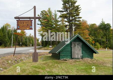 Indicazioni per Adirondack Loj all'angolo della Route 73 (Cascade Road) e Adirondack Loj Road. Elba del Nord, stato di NY, Stati Uniti. Foto Stock