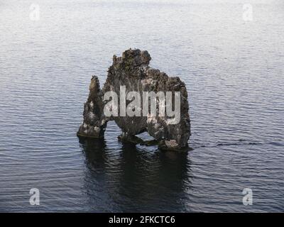 La formazione rocciosa islandese Hvitserkur assomiglia a un drago da bere che è in piedi in mare Foto Stock