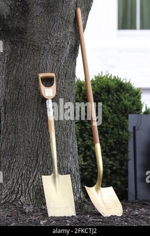 I cartelli con il sigillo del presidente degli Stati Uniti segnano una pala usata in passato le cerimonie di piantagione di alberi della Casa Bianca prima che la prima signora Jill Biden tenga una cerimonia di piantagione di alberi del giorno di Arbor alla Casa Bianca, venerdì, 30 aprile 2021, a Washington.(Foto da Oliver Contreras/Pool/ABACAPRESS.COM) Foto Stock