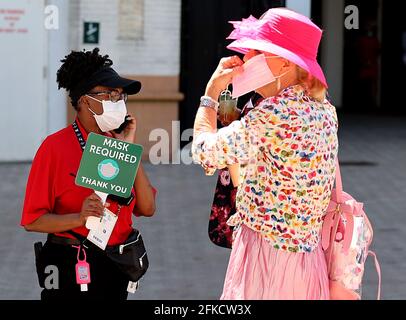 Louisville, Stati Uniti. 30 Apr 2021. Il dipendente di Churchill Downs chiede a un patron di indossare una maschera prima della gara di Kentucky Oaks, 30 aprile 2021 a Churchill Downs a Louisville, Kentucky. Foto di Mark Abraham/UPI Credit: UPI/Alamy Live News Foto Stock