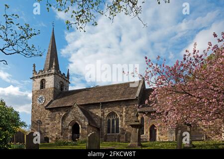 La Chiesa di tutti i Santi a Ledsham, nello Yorkshire, è una chiesa anglosassone costruita nel 700 d.C., rendendola il più antico edificio esistente dello Yorkshire occidentale. Foto Stock