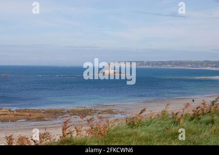 Vista mare Jersey vista mare vista mare cielo calmo rilassato tempo costa onde costiere erba marrone sole sbiancato giorno tempo rocce ventose Foto Stock