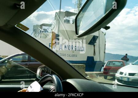 Vista dal traghetto nel porto di Reggio Calabra, Reggio-Messine in traghetto, Italia, Sicilia, Europa meridionale Foto Stock