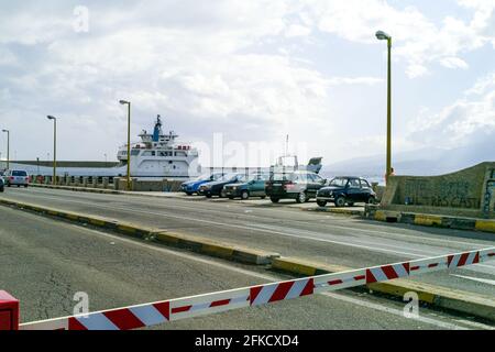 Vista dal traghetto nel porto di Reggio Calabra, Reggio-Messine in traghetto, Italia, Sicilia, Europa meridionale Foto Stock