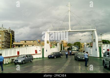 Vista dal traghetto nel porto di Reggio Calabra, Reggio-Messine in traghetto, Italia, Sicilia, Europa meridionale Foto Stock