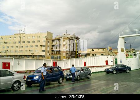 Vista dal traghetto nel porto di Reggio Calabra, Reggio-Messine in traghetto, Italia, Sicilia, Europa meridionale Foto Stock