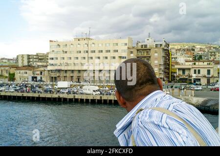 Vista dal traghetto nel porto di Reggio Calabra, Reggio-Messine in traghetto, Italia, Sicilia, Europa meridionale Foto Stock