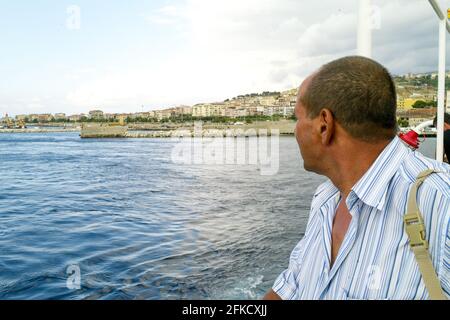 Vista dal traghetto nel porto di Reggio Calabra, Reggio-Messine in traghetto, Italia, Sicilia, Europa meridionale Foto Stock