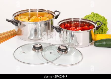 utensili da cucina - Set di pentole antiaderenti con coperchi in vetro;  foto su sfondo bianco Foto stock - Alamy