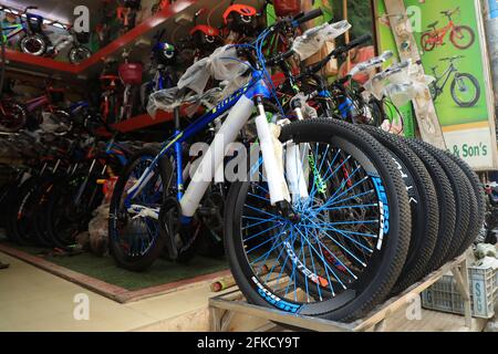 Dhaka, Bangladesh. 30 Apr 2021. Il coronavirus alimenta le vendite di biciclette nella città di Dhaka. Il trasporto pubblico è chiuso in Bangladesh la gente compra le biciclette per distanza sociale. Credit: SOPA Images Limited/Alamy Live News Foto Stock