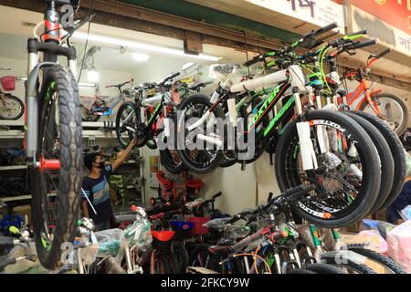 Dhaka, Bangladesh. 30 Apr 2021. Il coronavirus alimenta le vendite di biciclette nella città di Dhaka. Il trasporto pubblico è chiuso in Bangladesh la gente compra le biciclette per distanza sociale. Credit: SOPA Images Limited/Alamy Live News Foto Stock