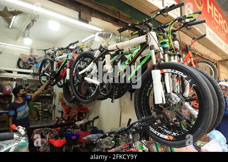 Dhaka, Bangladesh. 30 Apr 2021. Il coronavirus alimenta le vendite di biciclette nella città di Dhaka. Il trasporto pubblico è chiuso in Bangladesh la gente compra le biciclette per distanza sociale. Credit: SOPA Images Limited/Alamy Live News Foto Stock