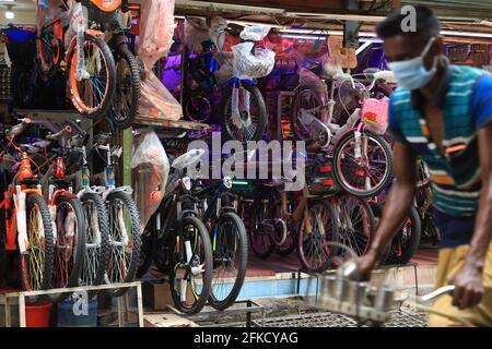 Dhaka, Bangladesh. 30 Apr 2021. Il coronavirus alimenta le vendite di biciclette nella città di Dhaka. Il trasporto pubblico è chiuso in Bangladesh la gente compra le biciclette per distanza sociale. Credit: SOPA Images Limited/Alamy Live News Foto Stock