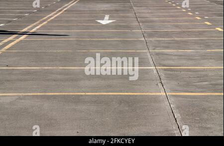 Posti auto dipinti sul pavimento Foto Stock