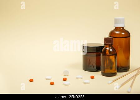 Composizione con contenitori di integratori dietetici e capsule Foto Stock