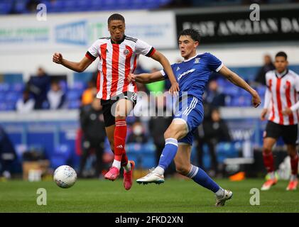 Ipswich, Inghilterra, 30 aprile 2021. Daniel Jebbison di Sheffield Utd ha affrontato Elkan Baggott di Ipswich Town durante la partita della Coppa della Gioventù Italiana a Portman Road, Ipswich. Il credito immagine dovrebbe essere: David Klein / Sportimage Credit: Sportimage/Alamy Live News Foto Stock