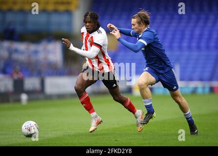 Ipswich, Inghilterra, 30 aprile 2021. Femi Seriki di Sheffield Utd inseguito da Albie Armin di Ipswich Town durante la partita della fa Youth Cup inglese a Portman Road, Ipswich. Il credito immagine dovrebbe essere: David Klein / Sportimage Credit: Sportimage/Alamy Live News Foto Stock