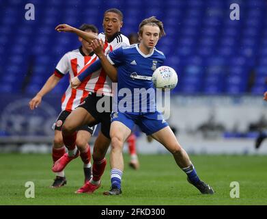 Ipswich, Inghilterra, 30 aprile 2021. Daniel Jebbison di Sheffield Utd sfida Albie Armin di Ipswich Città di Ipswich durante la partita inglese fa Youth Cup a Portman Road, Ipswich. Il credito immagine dovrebbe essere: David Klein / Sportimage Credit: Sportimage/Alamy Live News Foto Stock