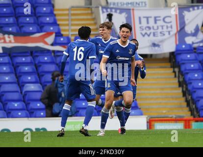 Ipswich, Inghilterra, 30 aprile 2021. Elkan Baggott della città di Ipswich festeggia il punteggio dell'equalizzatore (2-2) durante la partita della Coppa della gioventù fa inglese a Portman Road, Ipswich. Il credito immagine dovrebbe essere: David Klein / Sportimage Credit: Sportimage/Alamy Live News Foto Stock