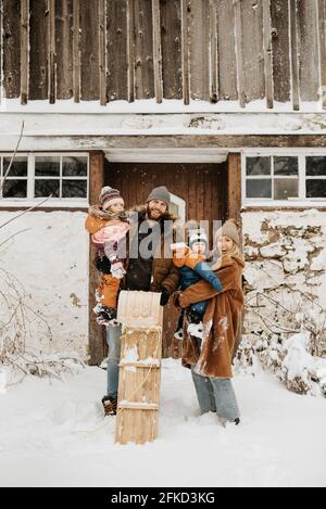 Canada, Ontario, ritratto invernale della famiglia con i bambini (12-17 mesi, 2-3) Foto Stock