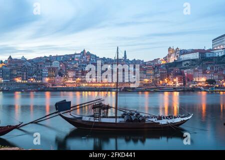 Portogallo, Porto, tradizionale rabelo barche sul fiume Douro al crepuscolo Foto Stock