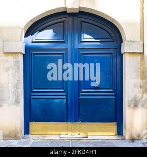 Parigi, un'antica porta di legno blu, edificio tipico del centro Foto Stock