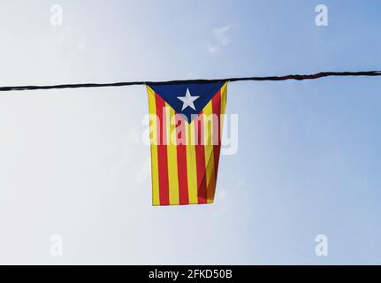 Isolato bandiera catalana indipendente movimento bandiera estelada Senyera, strisce rosse e gialle con triangolo blu stella bianca in Tavertet Catalonia Spagna Foto Stock