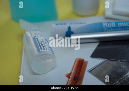 Materiali di sniff per il consumo di droga sotto ambiente controllato per aiuto Foto Stock