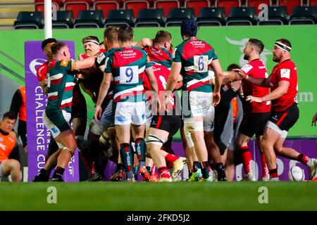 30 aprile 2021; Mattioli Woods Welford Road Stadium, Leicester, Midlands, Inghilterra; European Rugby Challenge Cup, Leicester Tigers Versus Ulster; tra i giocatori scuffa UNA serie di scarpate Foto Stock