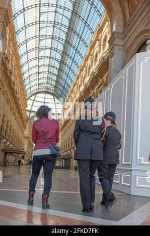 milano italia aprile 13 2021: Galleria vittorio emanuele a milano gli addetti alla sicurezza forniscono informazioni Foto Stock