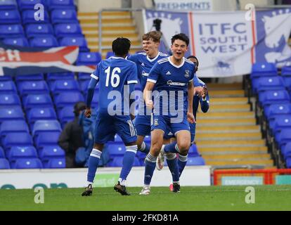 Ipswich, Inghilterra, 30 aprile 2021. Elkan Baggott della città di Ipswich festeggia il punteggio dell'equalizzatore (2-2) durante la partita della Coppa della gioventù fa inglese a Portman Road, Ipswich. Il credito immagine dovrebbe essere: David Klein / Sportimage Credit: Sportimage/Alamy Live News Foto Stock