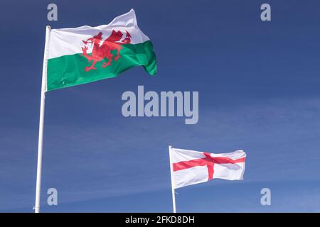 Bandiere nazionali del Galles e dell'Inghilterra Foto Stock