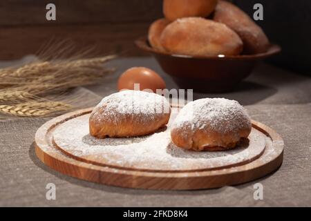 tagliere rotondo in farina con due torte Foto Stock