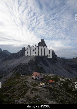 Panorama alpino della baita Locatelli con Monte Paterno Paternkofel alle tre Cime di Lavaredo nelle Dolomiti di Sesto Belluno Alto Adige Italia a Foto Stock