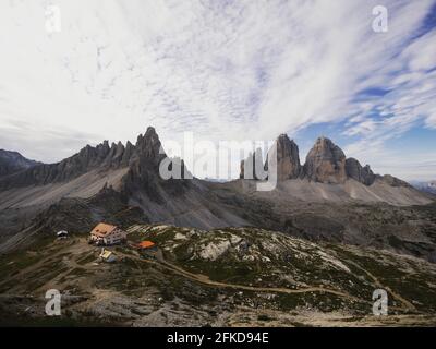 Panorama alpino della baita Locatelli con Monte Paterno Paternkofel e tre Cime di Lavaredo nelle Dolomiti di Belluno Alto Adige Italia Foto Stock