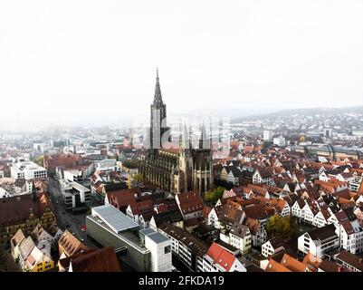Vista panoramica aerea della città di Ulm sul Danubio Con la Cattedrale di Ulmer Munster a Baden-Wurttemberg Germania Europa Foto Stock