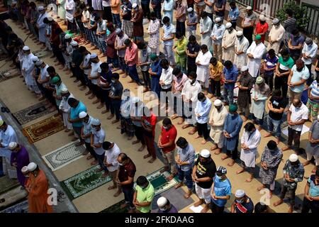 Dhaka, Bangladesh. 30 Apr 2021. I musulmani hanno partecipato alla preghiera del venerdì Jummah durante il blocco a Dhaka. (Foto di Syed Mahabubul Kader/Pacific Press/Sipa USA) Credit: Sipa USA/Alamy Live News Foto Stock